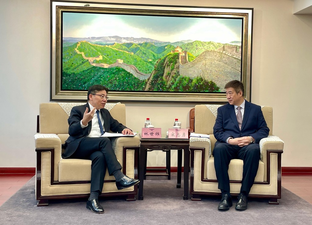 運輸及物流局局長林世雄（左）在北京與中國民用航空局局長宋志勇（右）會面。政府新聞處