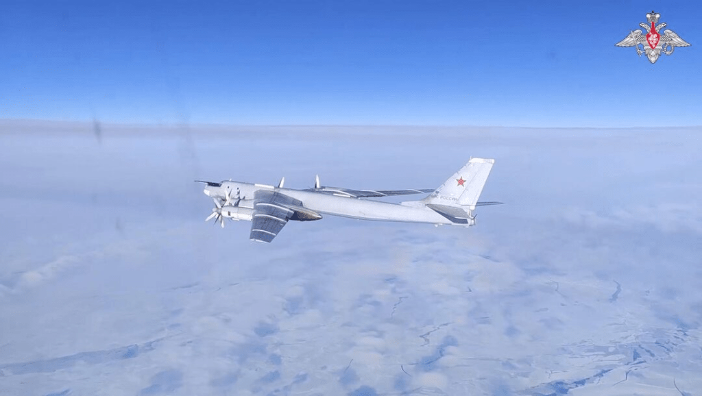 俄羅斯從TU-95MS戰略轟炸機上向烏克蘭發射了7枚Kh-101巡航導彈。 路透社