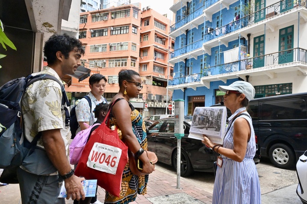 來港人才義工在灣仔居民的帶領下參觀藍屋，了解唐樓的特色和鄰里關係。政府新聞網圖片
