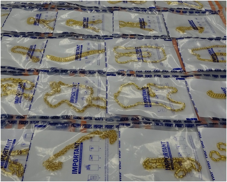 拘捕行動中起77件金飾。梁國峰攝