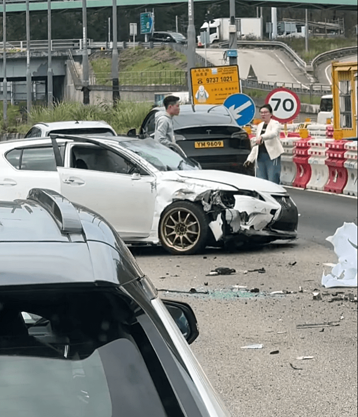 肇事私家車車頭損毀。fb：上水人大聯盟