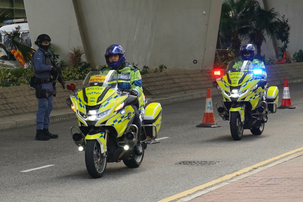 警车护囚车到达法院。