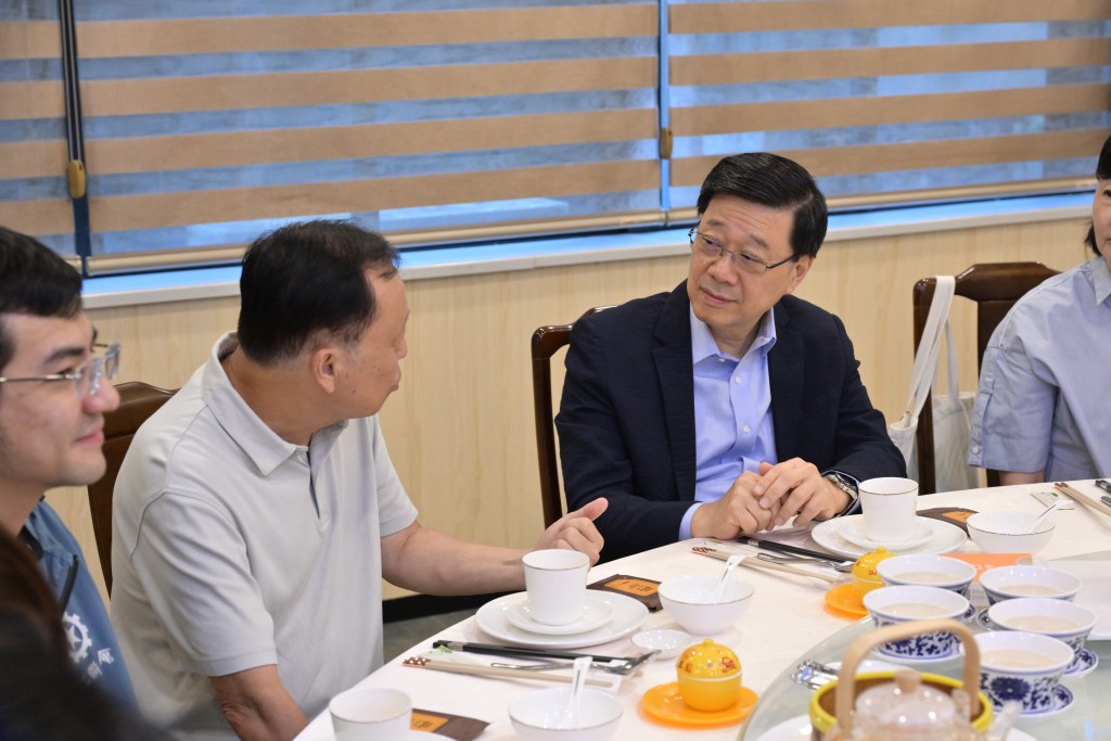 李家超(右)與長者互動交流。 李家超(右)與長者互動交流。