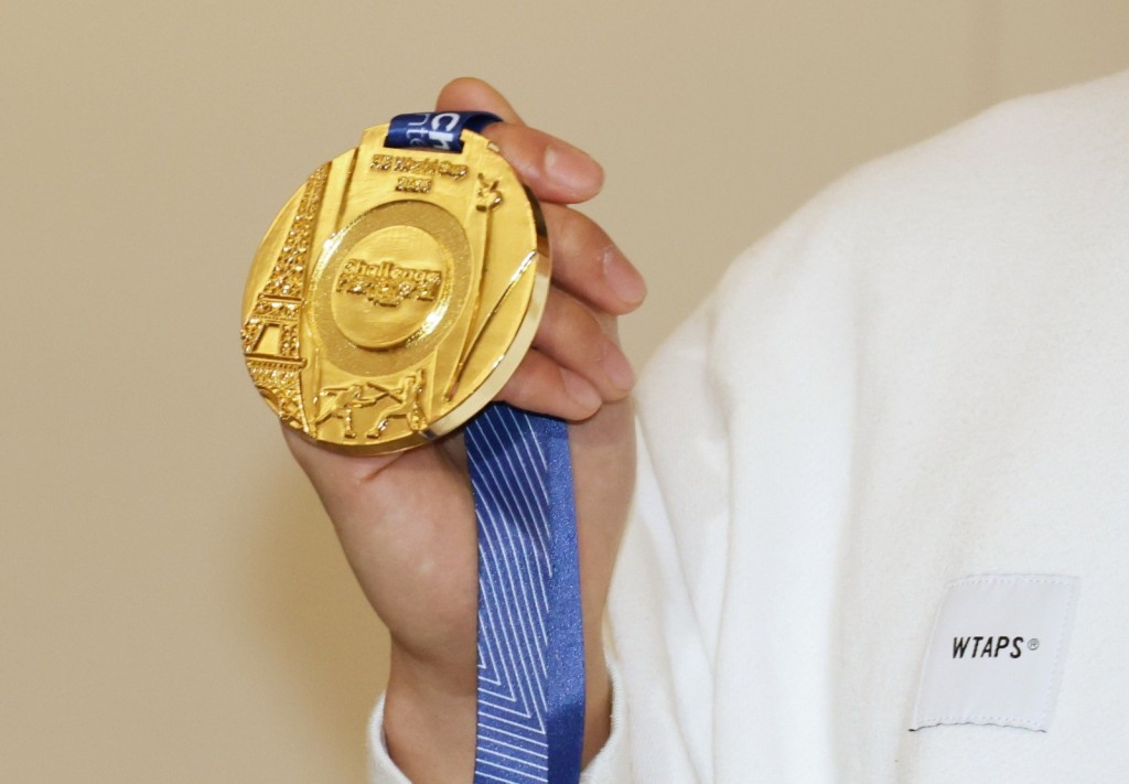 Ryan认为这面世界杯团体赛金牌只是一个开始,亦为香港队打下一支强心针,证明香港队是做到的。徐嘉华摄 Ryan认为这面世界杯团体赛金牌只是一个开始,亦为香港队打下一支强心针,证明香港队是做到的。徐嘉华摄