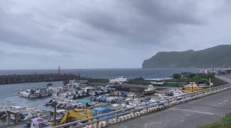 兰屿开元港渔船一早已回港避风，但仍损失惨重。中时新闻
