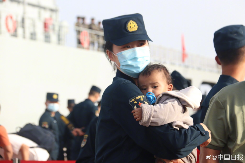 海軍女兵照顧撤離的小朋友。