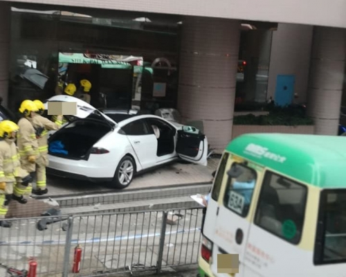 私家車鏟上行人路後,最後撼大廈柱躉。網民Joe Chui/ fb群組「馬路的事討論區」