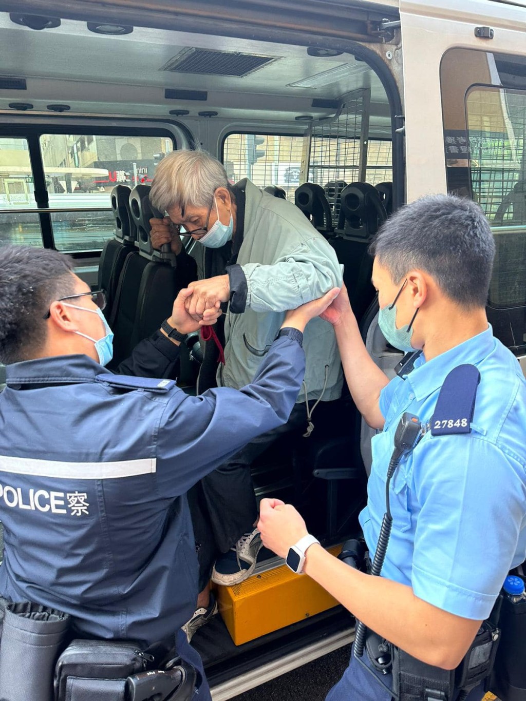 警方护送老翁到北角警署。fb「香港警察」图片