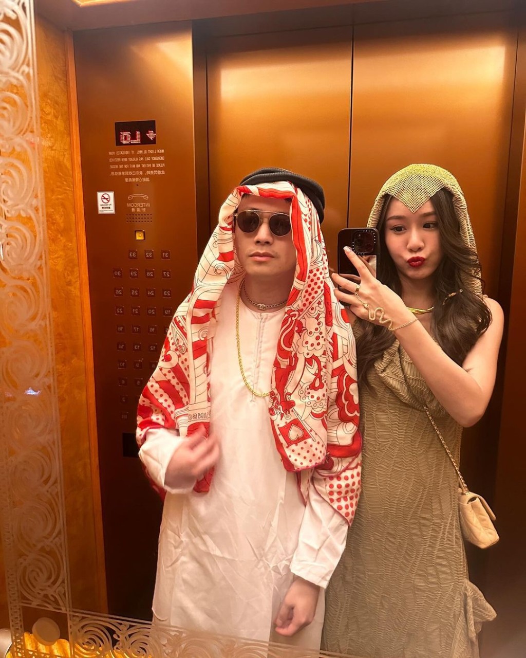 陳詩欣在IG上分享了多張兩公婆Cosplay沙漠公主同油王在海洋公園遊玩的照片。 陳詩欣在IG上分享了多張兩公婆Cosplay沙漠公主同油王在海洋公園遊玩的照片。