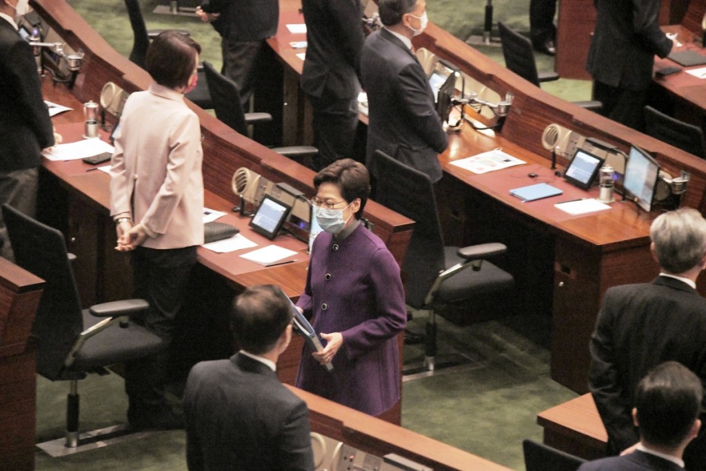 特首林鄭出席會議講解她重組政府架構的構思並接受議員質詢。