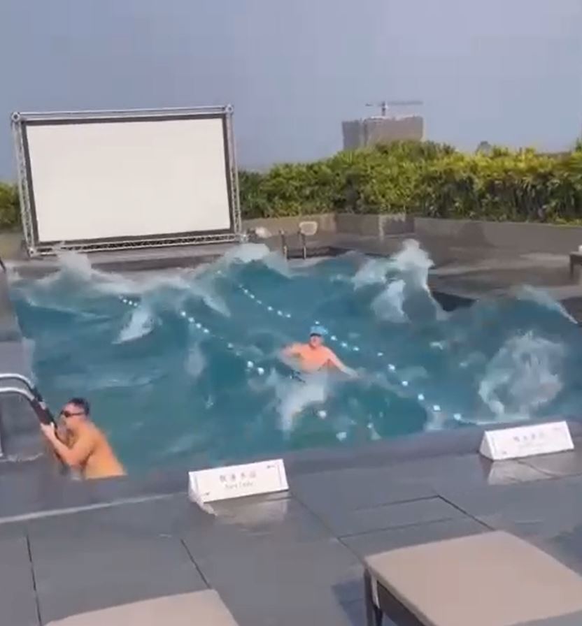 泳池男子无法站稳。