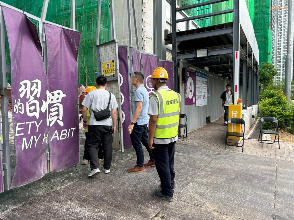 便衣探員進入地盤調查。