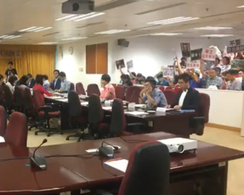 區議會有抗議人士爆發口角。姚鈞豪影片截圖
