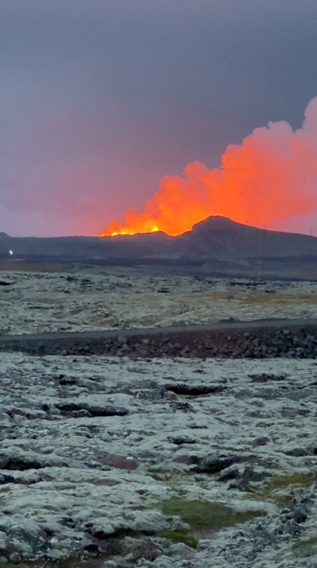 崩塌的冰洞距上周五爆发的冰岛火山约300公里。路透社