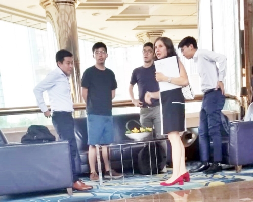 Julie Eadeh(右二)被指日前在酒店會見黃之鋒(左二)與羅冠聰(左三)。