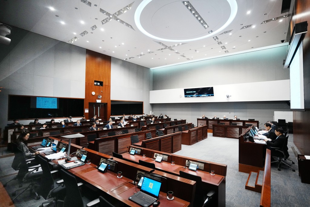 公務員事務局早上先向立法會公務員及資助機構員工事務委員會,簡介部門首長責任制。示意圖 公務員事務局早上先向立法會公務員及資助機構員工事務委員會,簡介部門首長責任制。示意圖