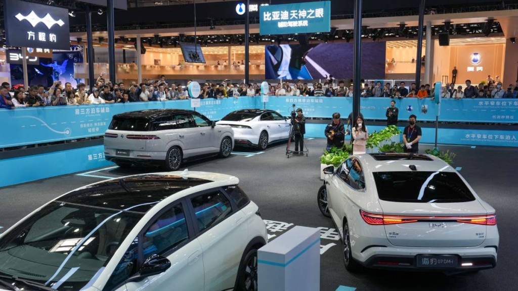 油价飙升日系车「断供」下，中东客户纷涌到北京车展抢国产电车。新华社