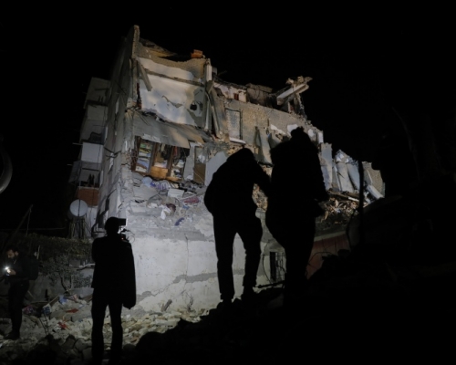 在重灾区之一、近岸第二大城市都拉斯，救援人员通宵在瓦砾堆搜索被困的人。AP