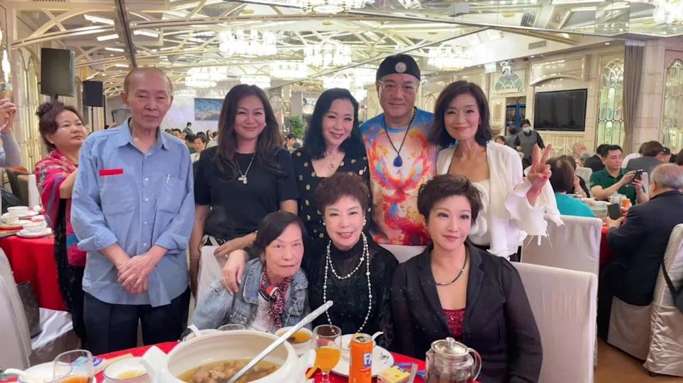 姚正菁(後左二)與圈中好友盧海鵬、羅蘭、魯振順、余慕蓮、劉雅麗、陳勉良、魏秋樺等同場合照。 姚正菁(後左二)與圈中好友盧海鵬、羅蘭、魯振順、余慕蓮、劉雅麗、陳勉良、魏秋樺等同場合照。