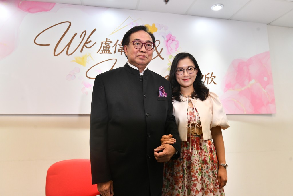 盧偉國迎來「第二春」,宣布與年輕逾40年的90後粵劇演員余仲欣結婚。 盧偉國迎來「第二春」,宣布與年輕逾40年的90後粵劇演員余仲欣結婚。