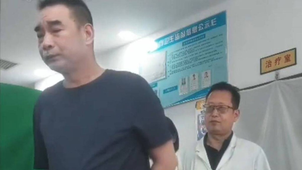 中年漢(左)以把脈被留下指甲印為由,吵鬧著要中醫賠償2000元人民幣。抖音@LVGAOLI