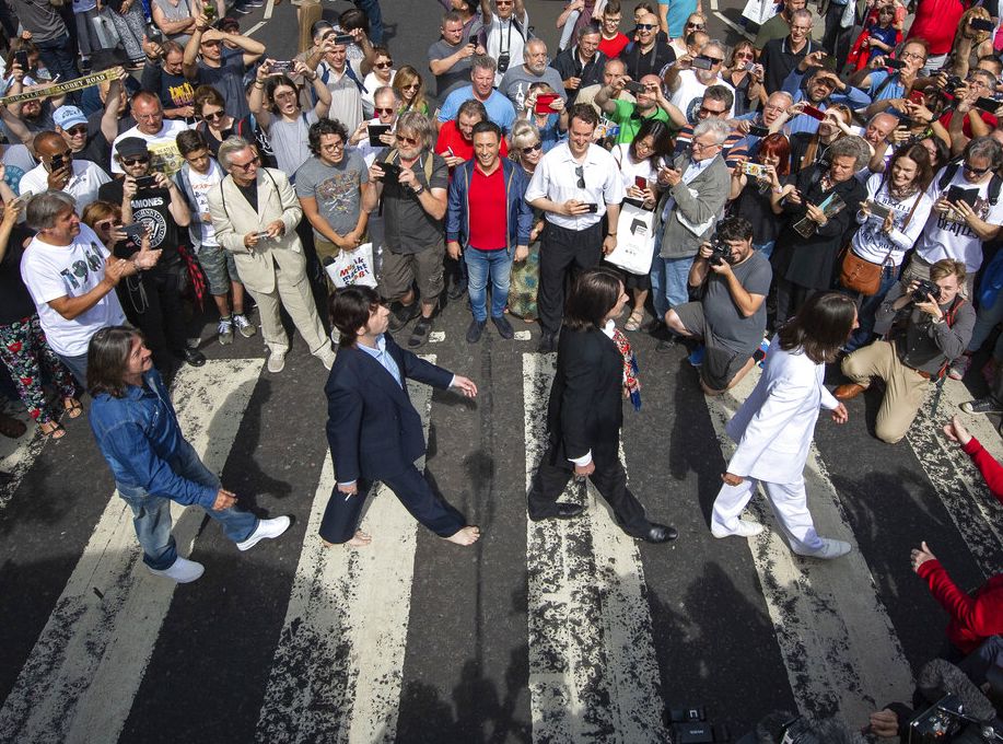 樂迷在相片拍攝地點倫敦艾比路朝聖。AP