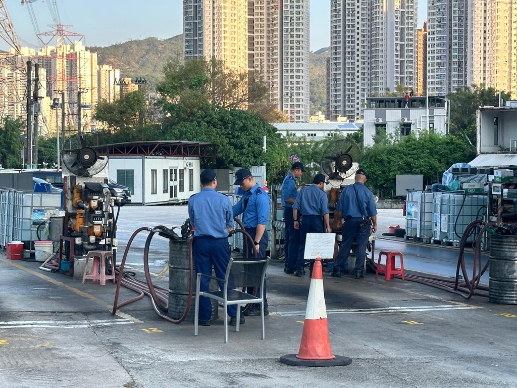 「油擊」全港性執法行動動員逾千人，搗破23個非法油站。消防處提供
