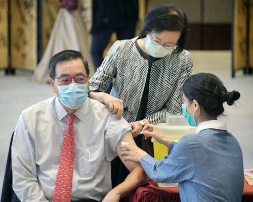 梁君彥接種季節性流感疫苗,陳肇始到場觀察過程。