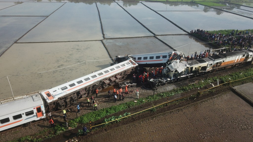 其中1部列车的几节车厢几乎翻倒并严重损毁，另1辆列车则直接冲进附近稻田。路透社