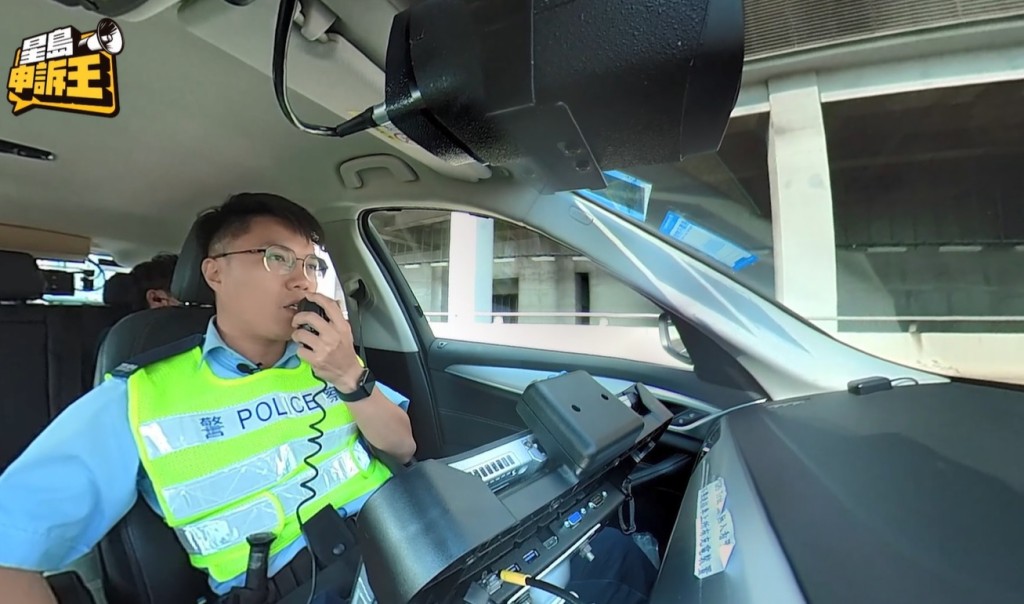 隱形戰車上的警員，即時向客貨車司機作出警告。