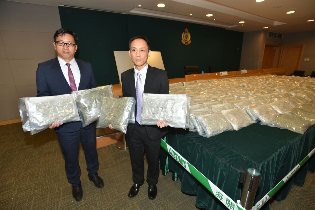 海關檢獲約131公斤懷疑大麻花,估計市值約2150萬港元。楊偉亨攝
