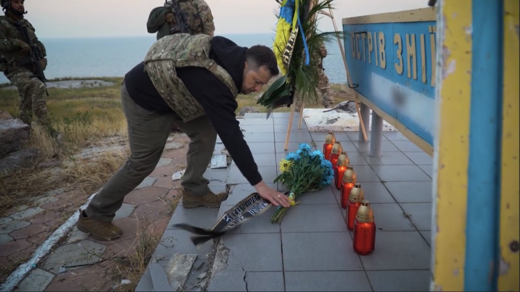 泽连斯基在蛇岛一座纪念碑前献花。 Facebook@zelensky.official
