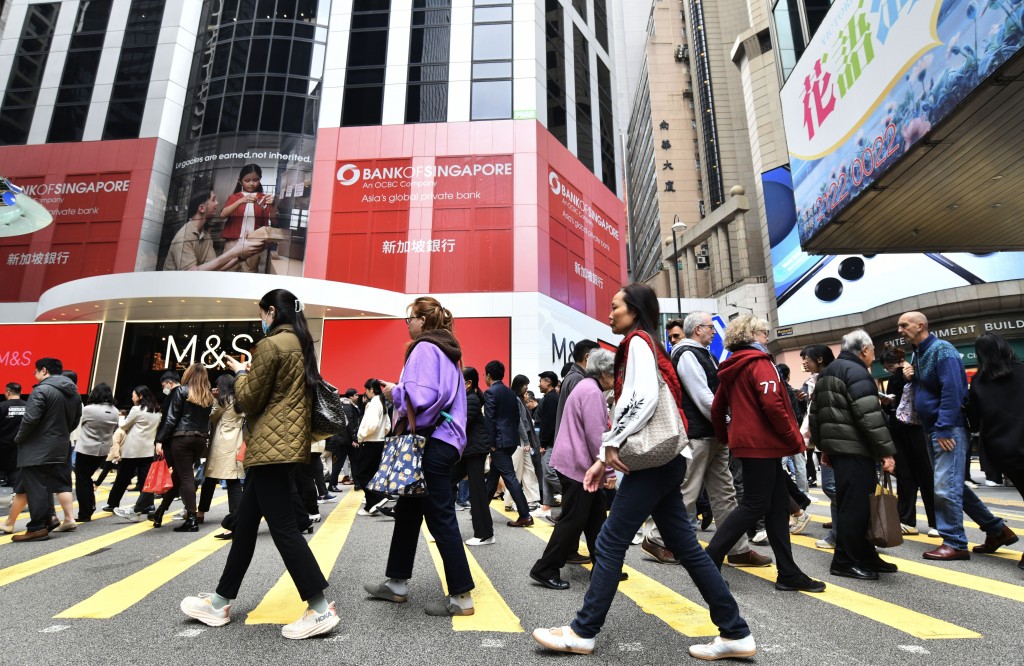 用戶逐漸適應並樂於使用更便捷的「積金易」電子服務。資料圖片 用戶逐漸適應並樂於使用更便捷的「積金易」電子服務。資料圖片