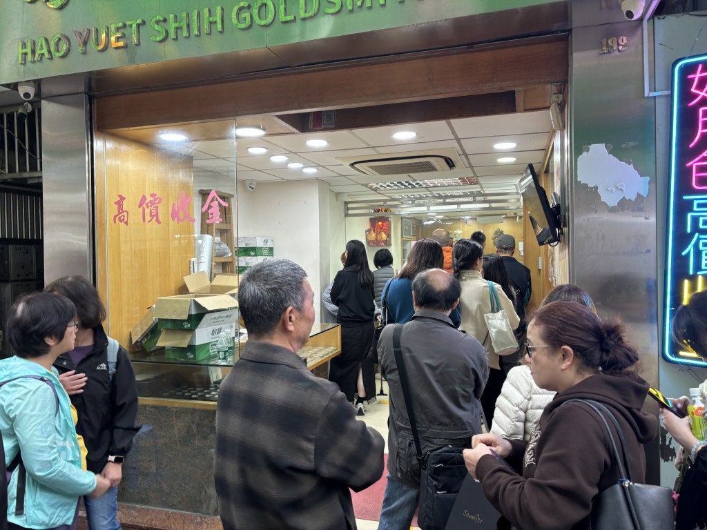 有市民趁機買金避險，看好金價將繼續上升。
