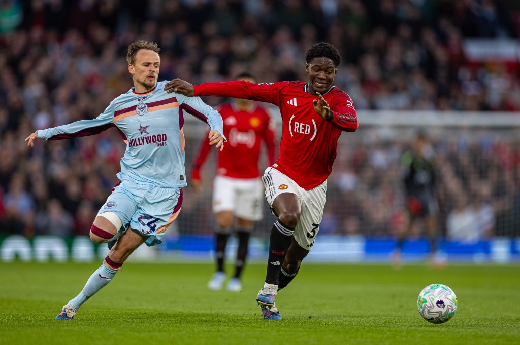 卡域克接掌曼聯後重用明奈，迅即成為球隊的中場核心。新華社