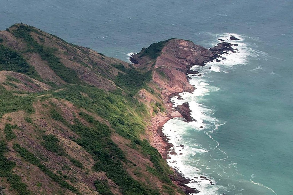 「恐龙岛」在风浪拍打下，岸边掀起白头浪。