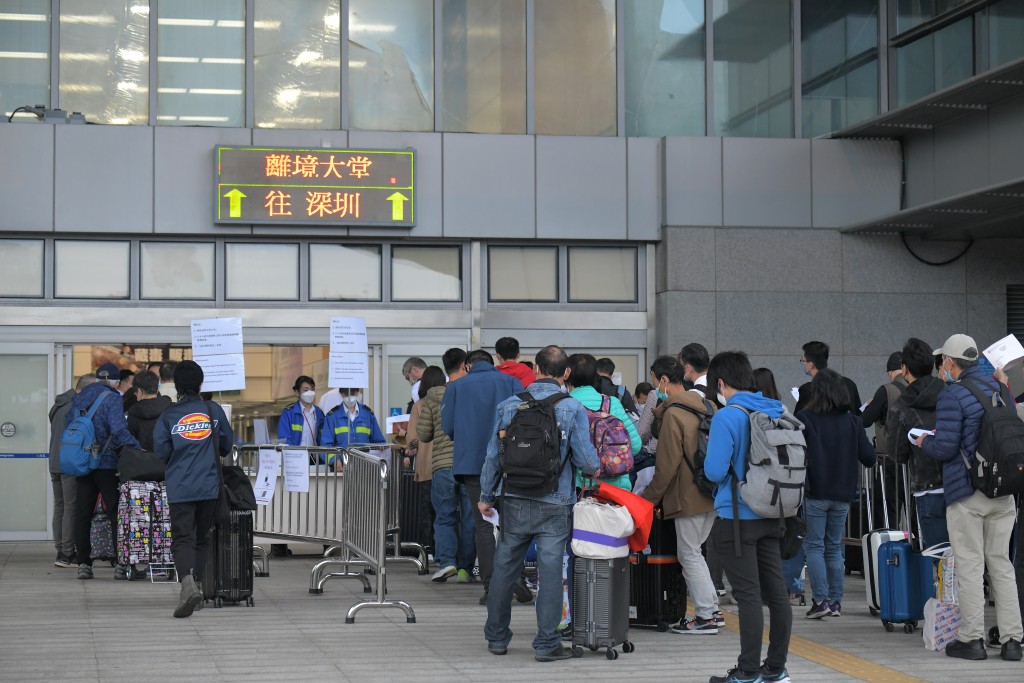 上午约8时，深圳湾口岸挤满等候过关的市民。（梁誉东摄）