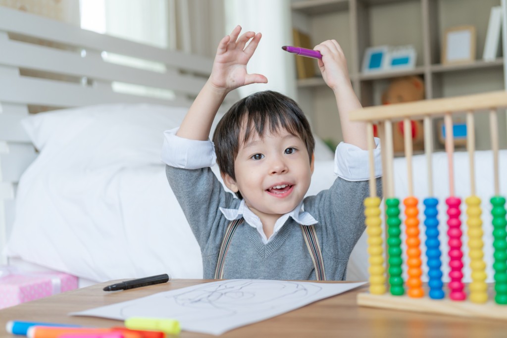 入讀幼稚園K1的年齡為兩歲八個月或以上，換言之今年九月入讀K1的孩子，早在一年前還未夠兩歲已需要面試，小小人兒如何應付呢？（圖片來源：PhotoAC）