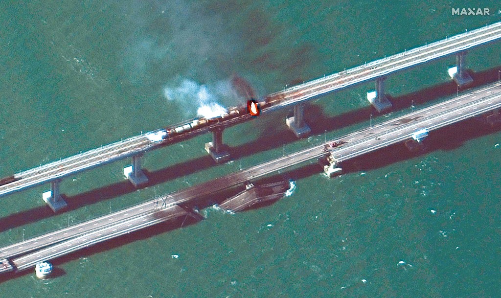 衞星图像显示克里米亚大桥上周六发生爆炸，列车着火。