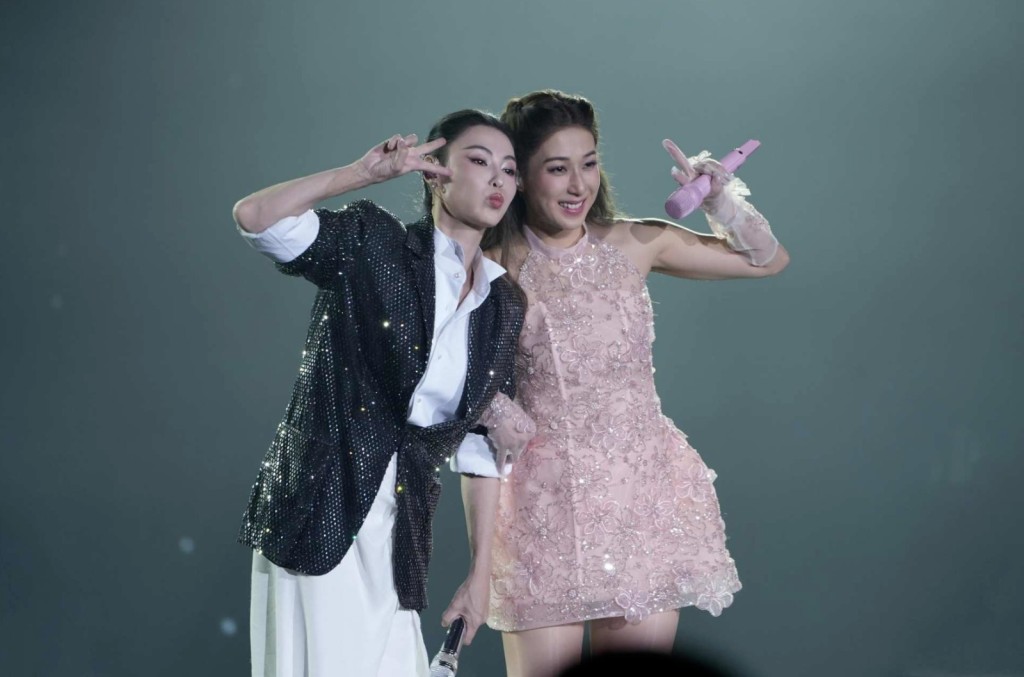 夥柏芝合唱《任何天氣》掀起全晚高潮。