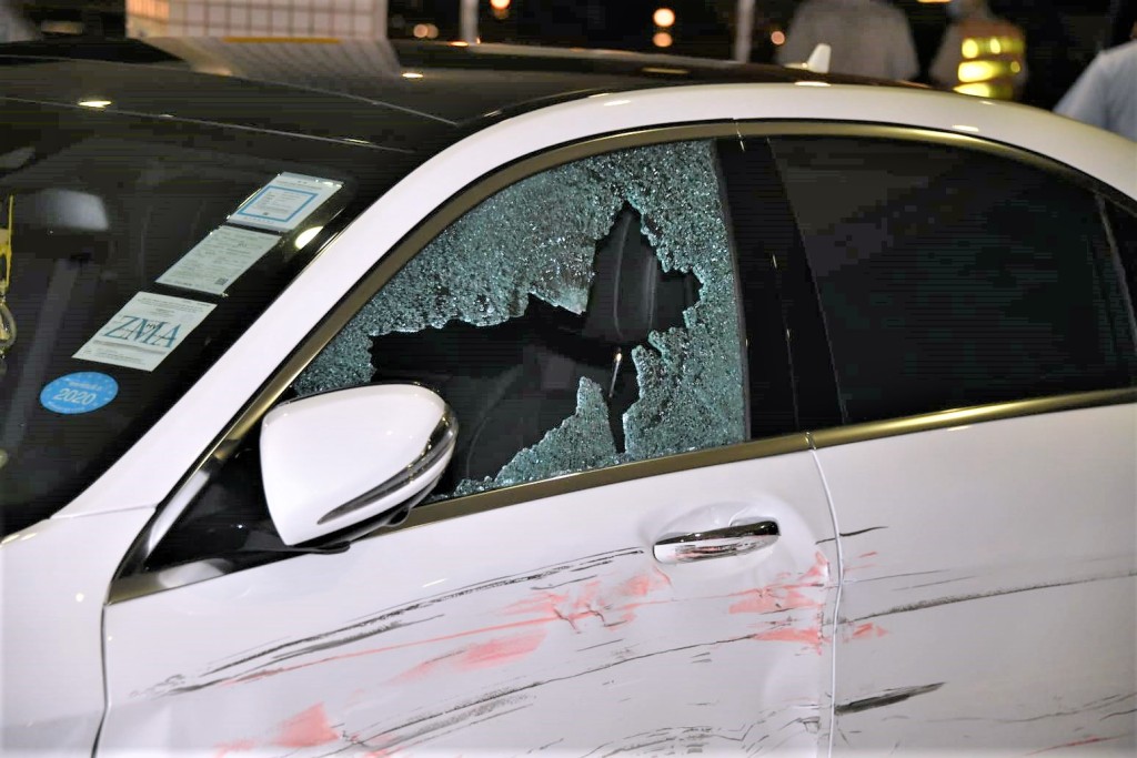 涉事私家車玻璃碎裂。
