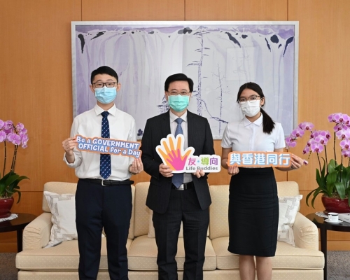 兩名中四學生日前與李家超作分享交流。政務司司長辦公室facebook圖片