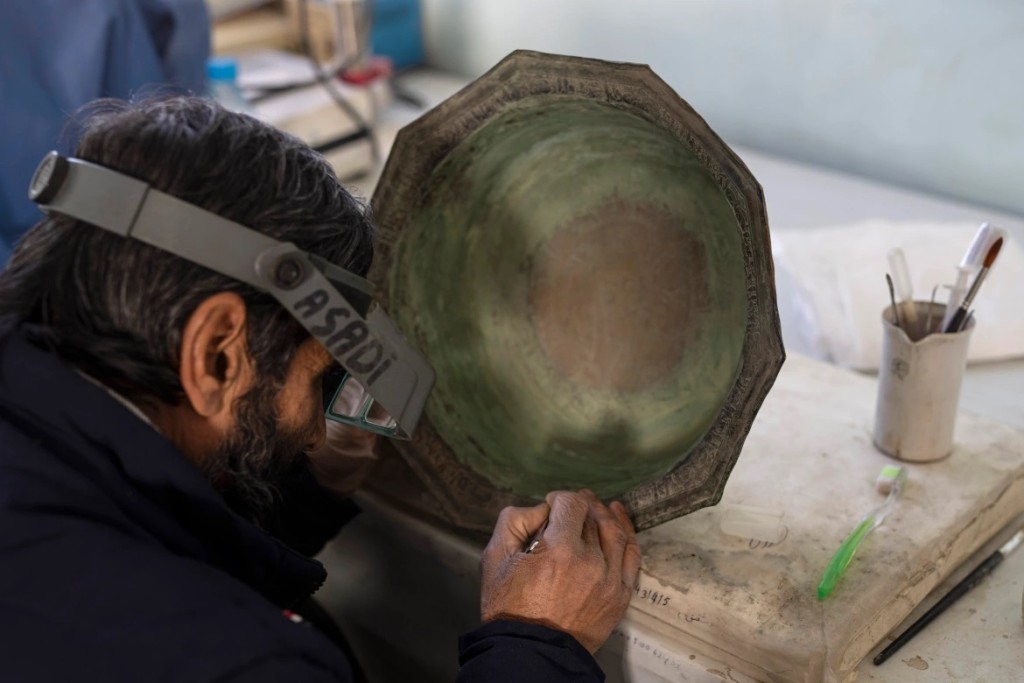 博物館人員正在修復文物。美聯社圖片