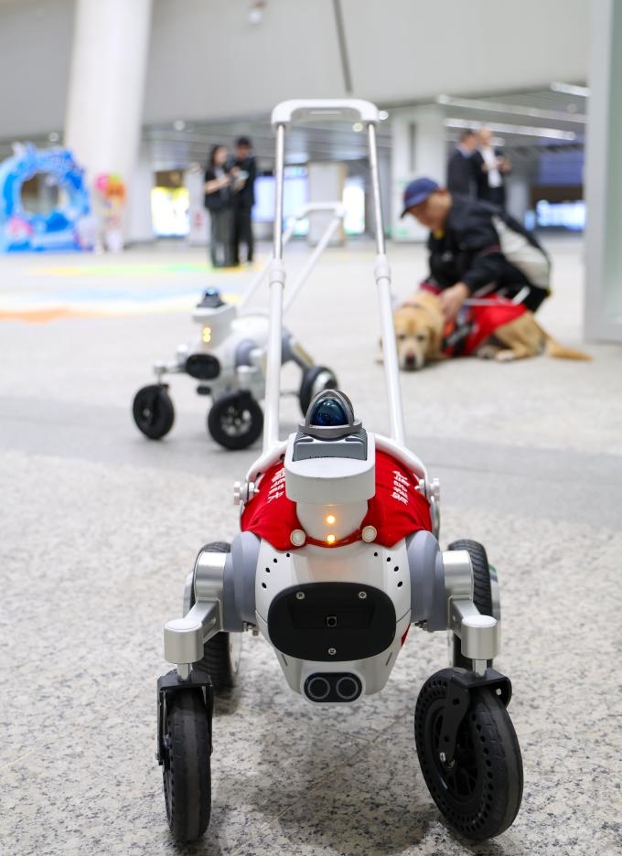 深圳地鐵首次試點啟用智能導盲犬「小蒜」。 新華社 深圳地鐵首次試點啟用智能導盲犬「小蒜」。 新華社