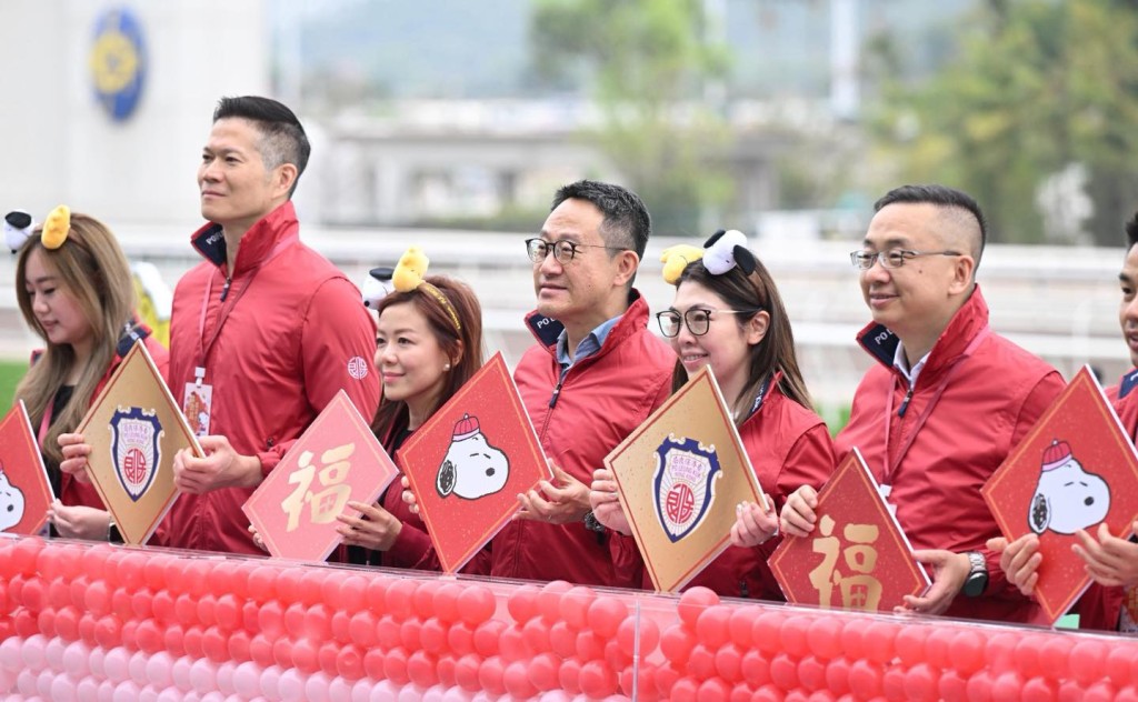 海关关长陈子达率领多位海关关员与Customs YES 会员，一同参加“保良局慈善步行”，并担任主礼嘉宾，为活动主持起步礼。香港海关FB图片