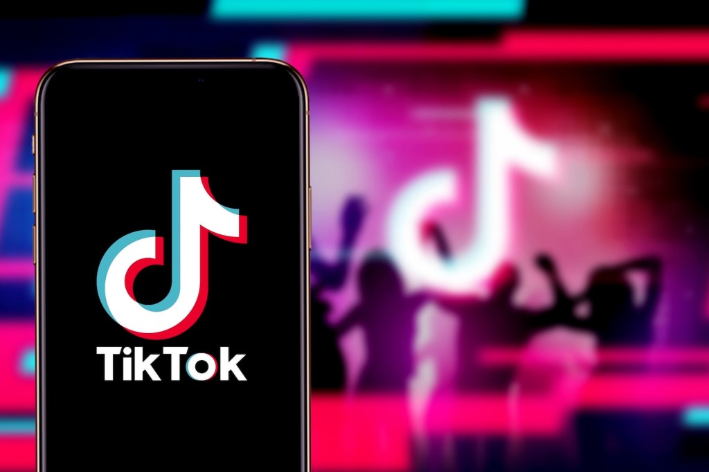 TikTok是2023年全球下載量最高的移動應用程序，在App Store和Google Play商店的下載量總和達10億次，覆蓋全球154個國家。