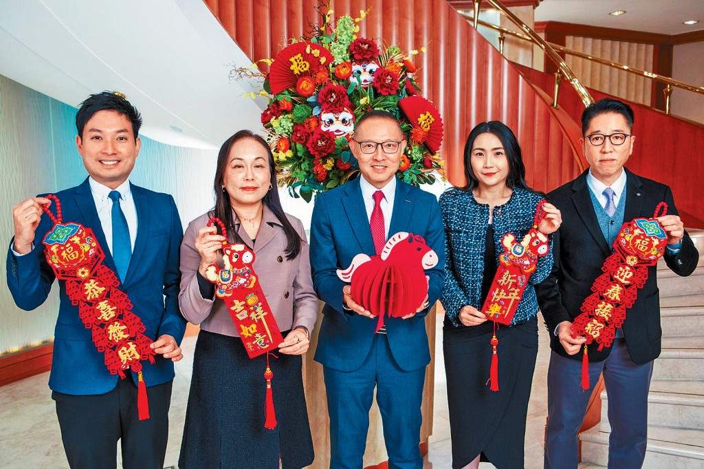 長實郭子威（中）表示，馬年將推出4個全新項目，看好今年樓價可望升約10%。左二為楊桂玲、右一為梁焯鏗、右二為陳詠慈、左一為詹勳榮。