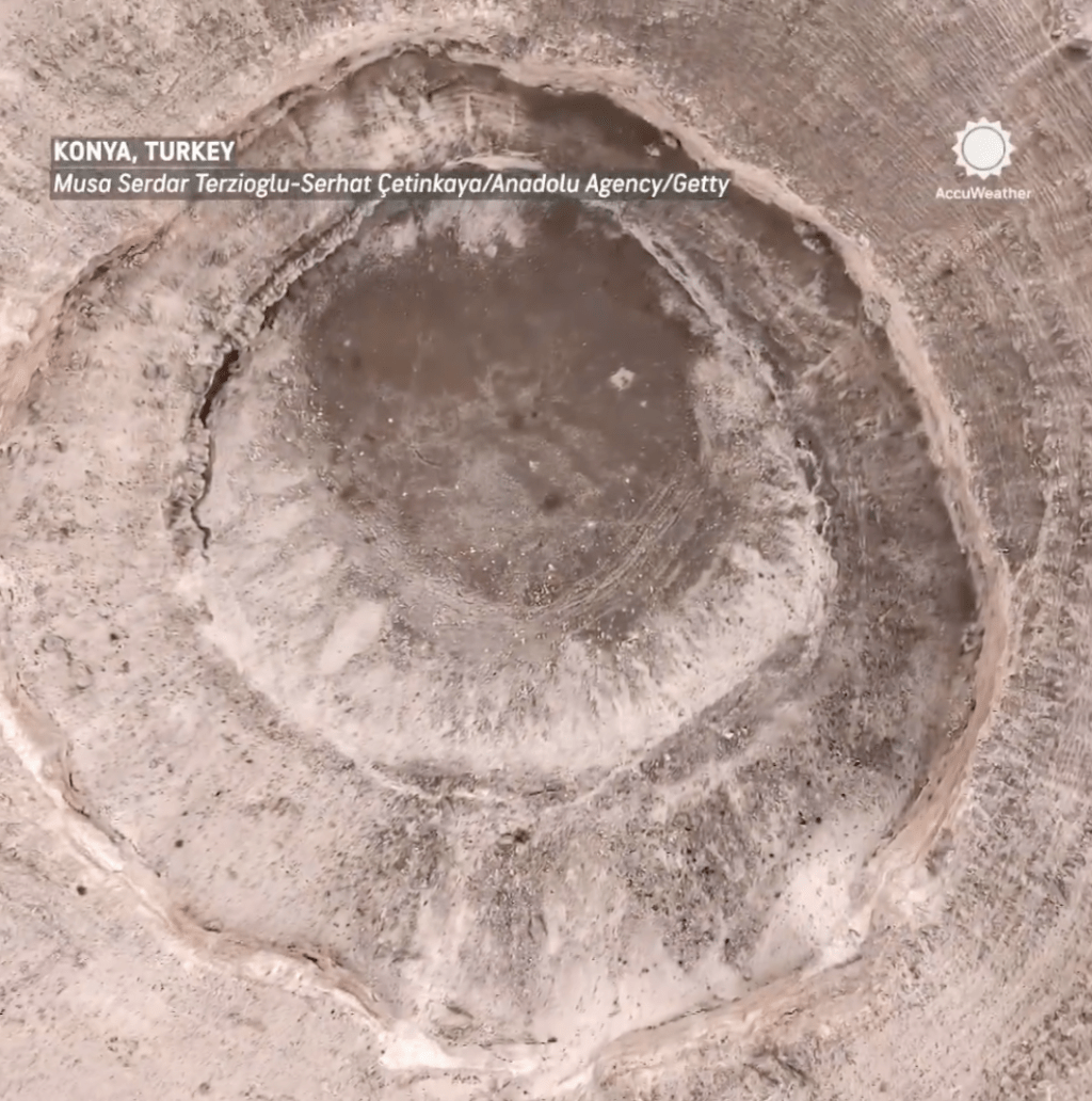 專家指出,天坑危機是氣候變化與人為破壞雙重夾擊的後果。X@accuweather 專家指出,天坑危機是氣候變化與人為破壞雙重夾擊的後果。X@accuweather