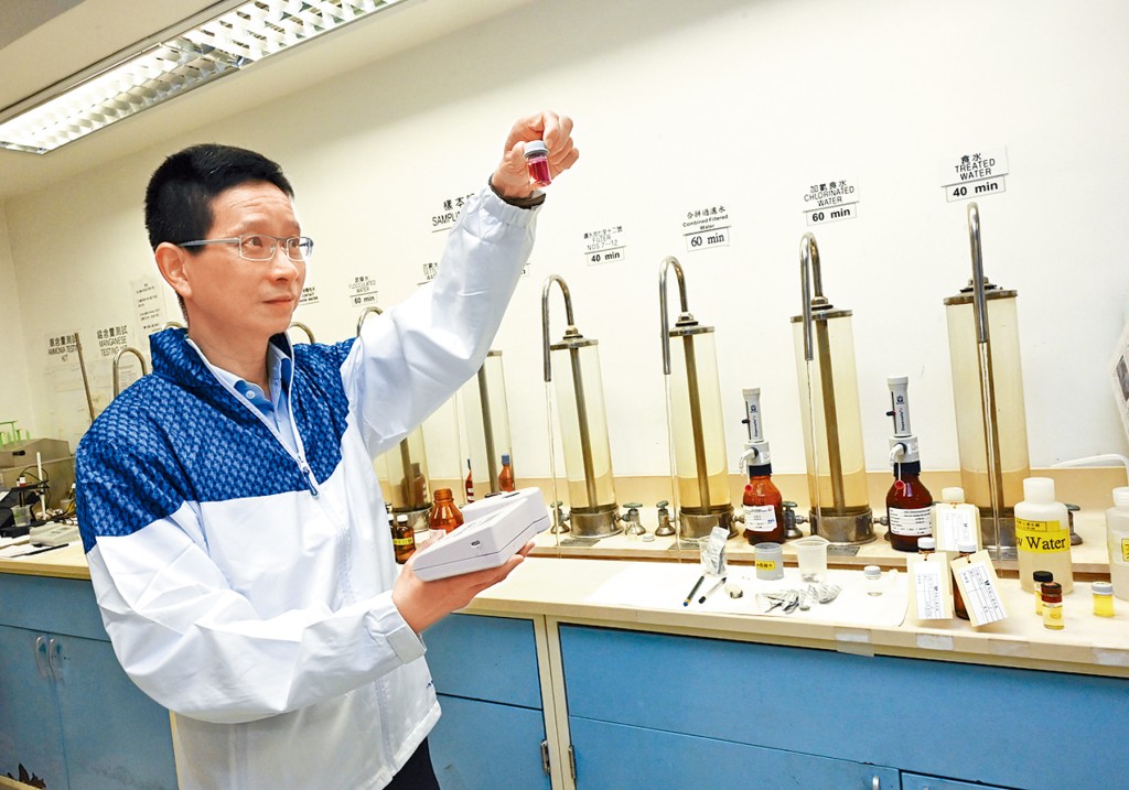 總水務化驗師蔡德業稱水務署化驗室配備先進分析儀器,進行超過900項檢測,可對多種污染物進行微量分析。