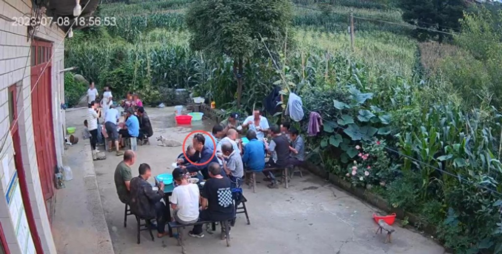 兇手熊某犯案後多次到苦主家吃飯及協助找人。今日頭條 兇手熊某犯案後多次到苦主家吃飯及協助找人。今日頭條